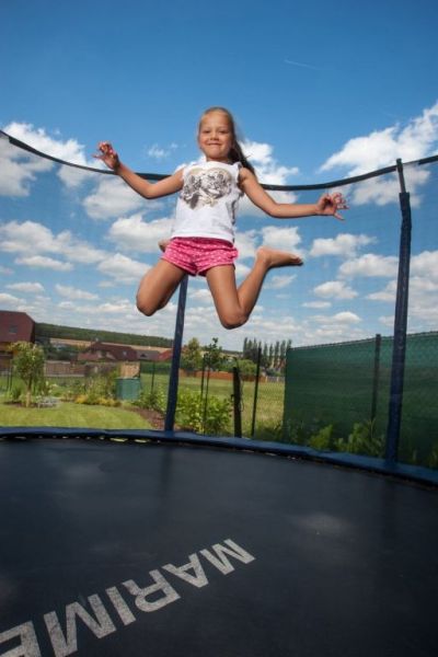 Wybierasz trampolinę do swojego ogrodu? Przede wszystkim pomyśl o bezpieczeństwie!