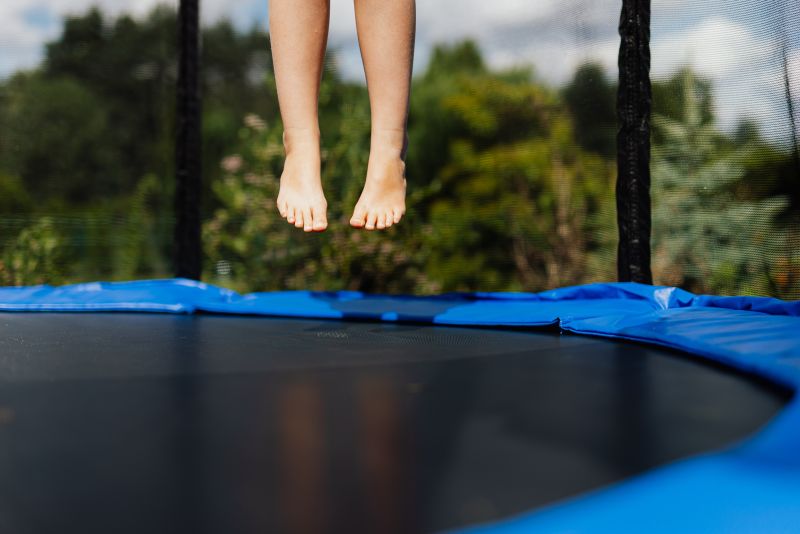 Zabawa na trampolinie nie tylko w ogrodzie