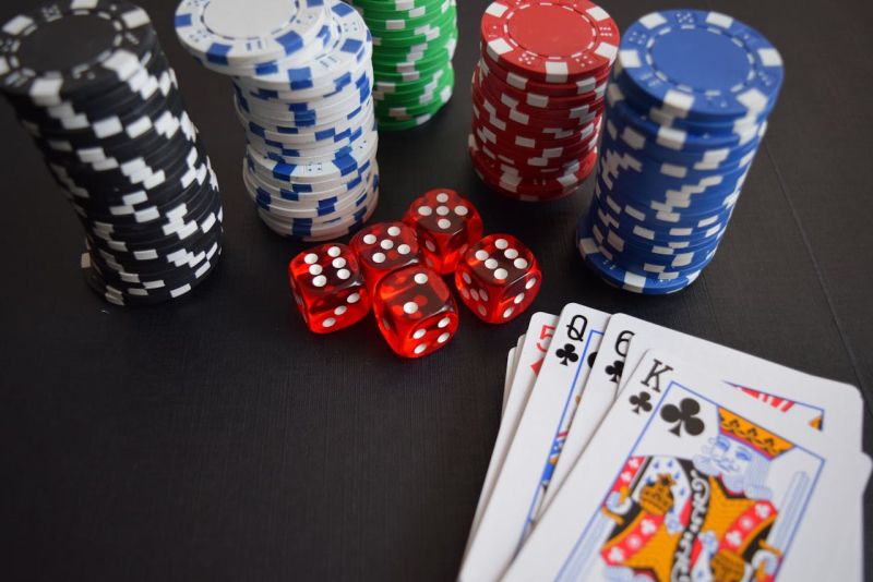 Trafisz na asa! Zestawy do gry w pokera - idealne rozwiązanie dla pasjonatów!