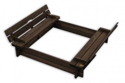 Drewniana piaskownica z ławkami